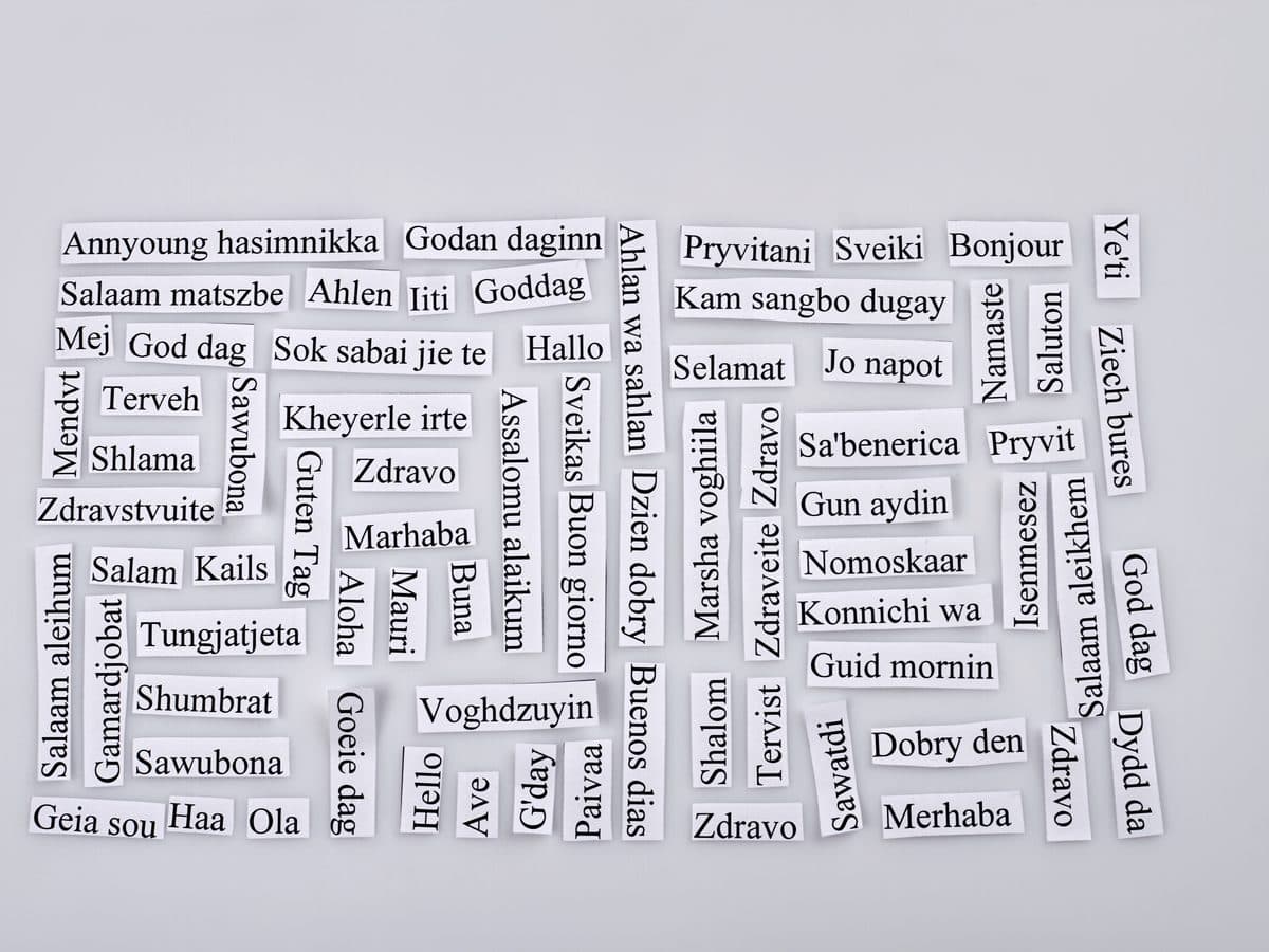 Saludos escritos en muchos idiomas distintos